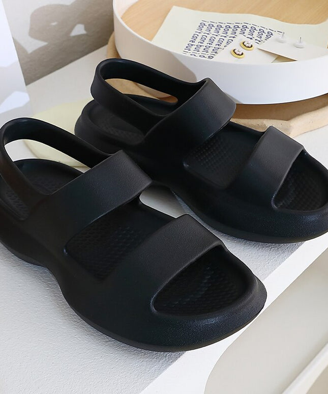 Klapki damskie z paskami i zapięciem