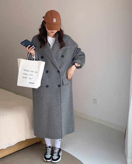 Damski płaszcz oversize długości za kolano