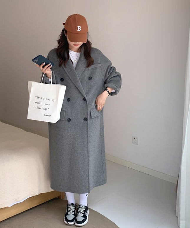 Damski płaszcz oversize długości za kolano