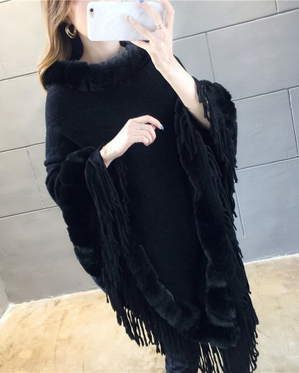 Damski sweter typu ponczo obszyty futerkiem z frędzlami