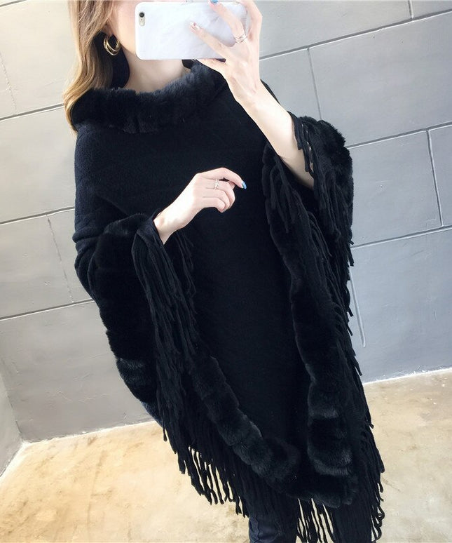 Damski sweter typu ponczo obszyty futerkiem z frędzlami