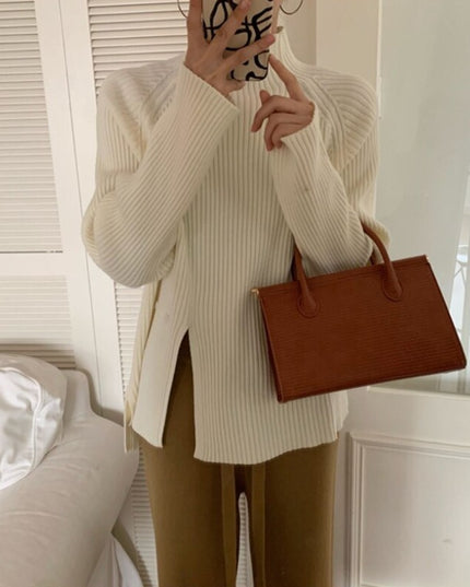 Damski sweter typu golf z ozdobnym rozcięciem