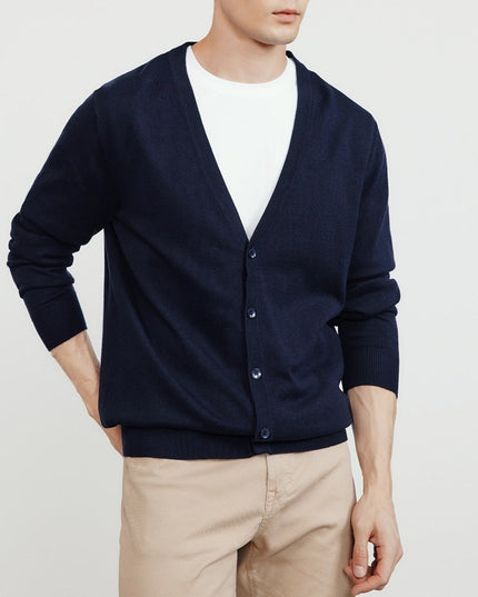 Męski sweter typu kardigan zapinany na guziki z dekoltem w serek