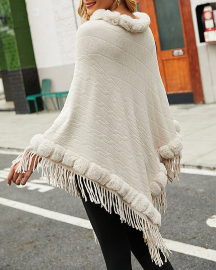 Damski sweter typu ponczo wykończony futerkiem i frędzlami