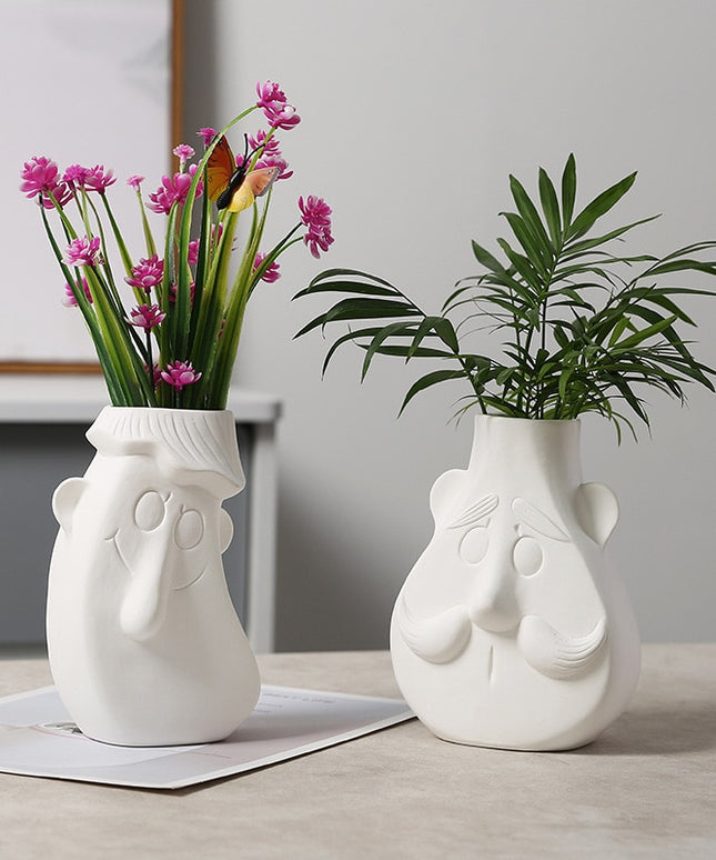 Wazon ceramiczny z motywem twarzy biały