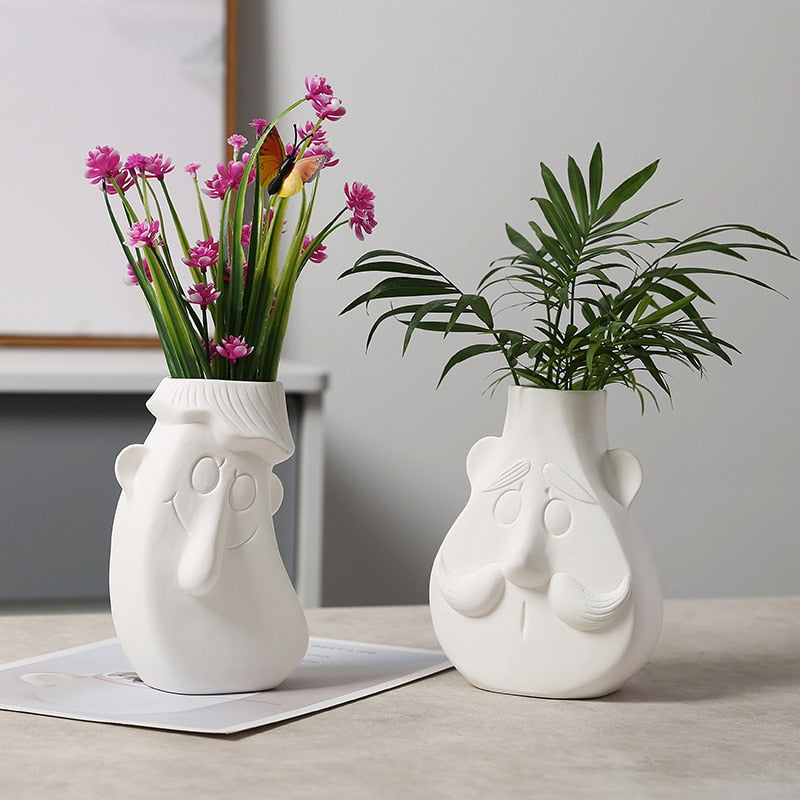 Wazon ceramiczny z motywem twarzy biały