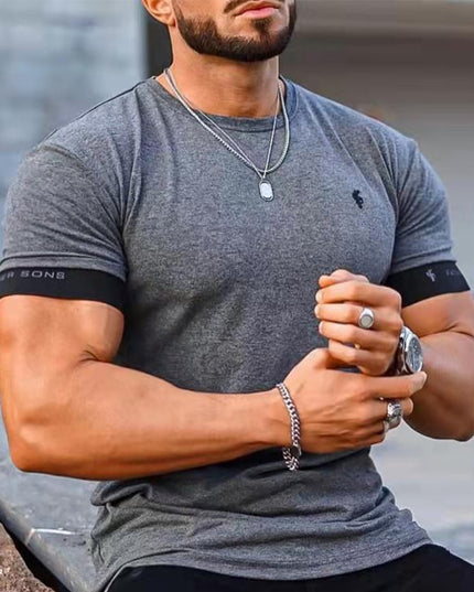 Męski T-shirt z naszywką i lamówką na rękawach