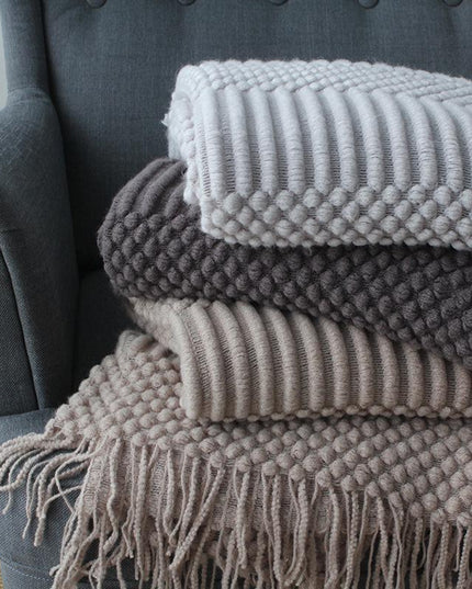 Elegancki koc z frędzlami i wytłaczaną fakturą