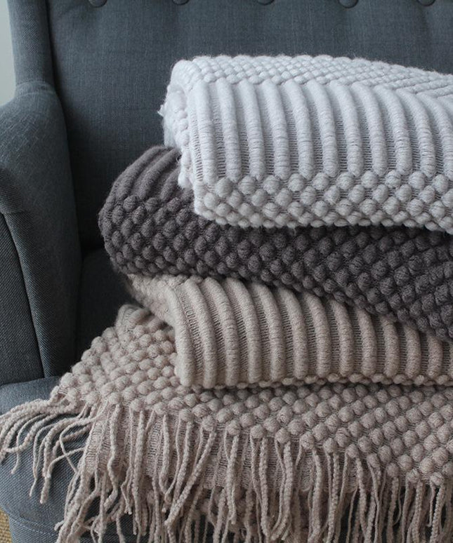 Elegancki koc z frędzlami i wytłaczaną fakturą