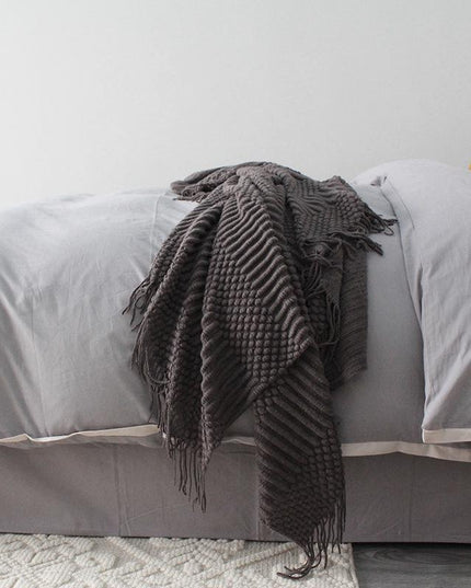 Elegancki koc z frędzlami i wytłaczaną fakturą