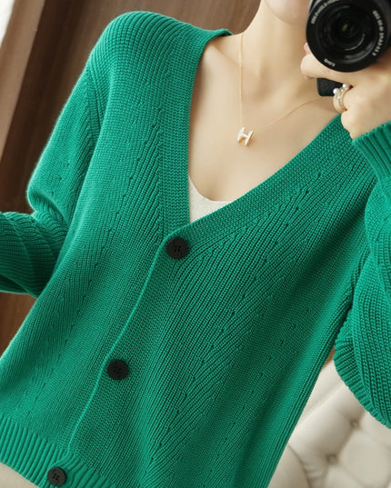 Damski sweter typu kardigan z dekoltem w serek zapinany na guziki