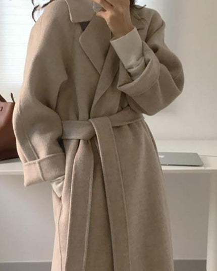 Damski płaszcz długości za kolano z wiązaniem w tali