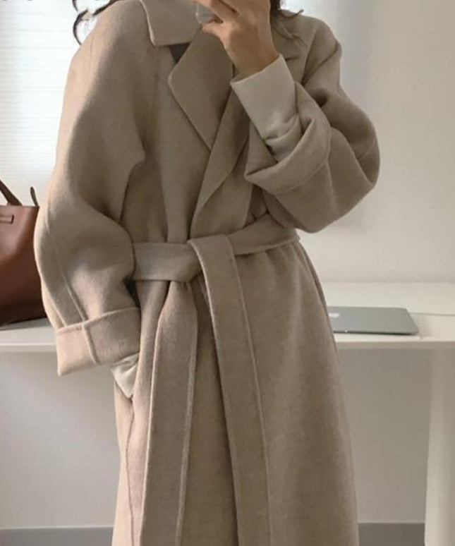 Damski płaszcz długości za kolano z wiązaniem w tali