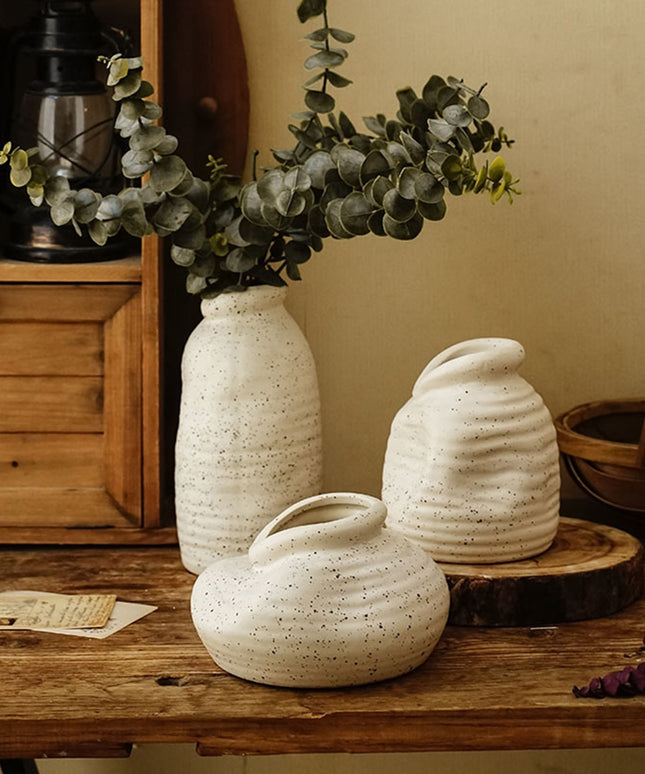 Wazon ceramiczny w jasnych kolorach w kropki