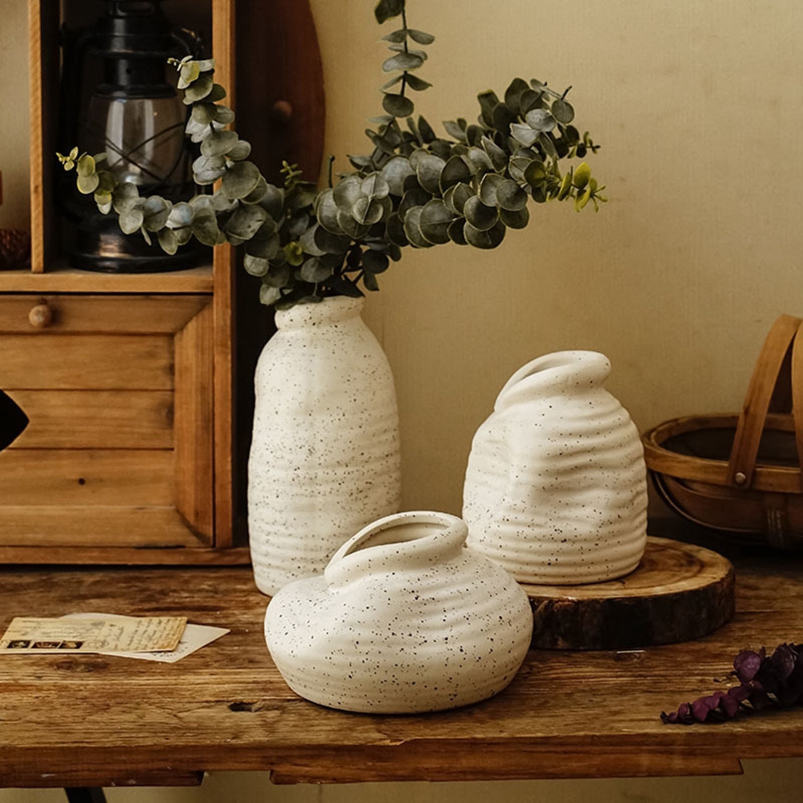 Wazon ceramiczny w jasnych kolorach w kropki