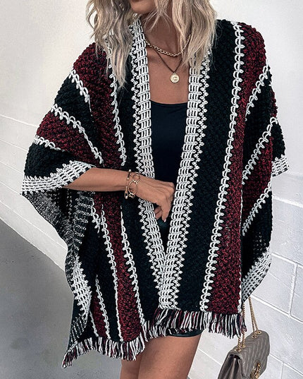 Damski sweter dziergany typu ponczo z frędzlami