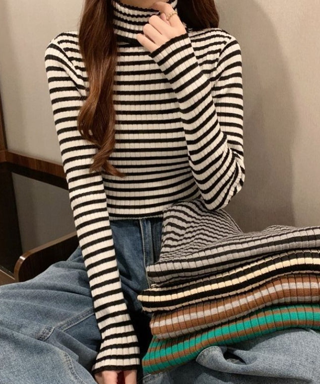 Damski sweter z golfem w paski