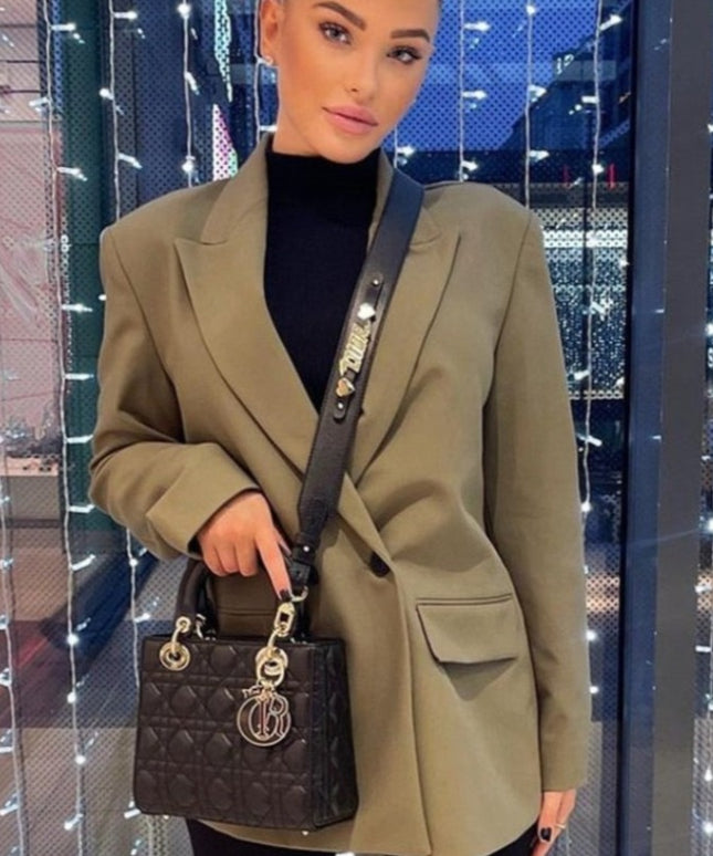 Damski płaszcz o kroju marynarki