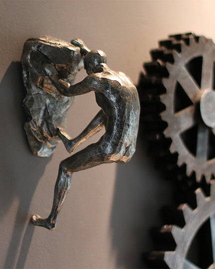 Figurka dekoracyjna wspinający się mężczyzna metaliczna