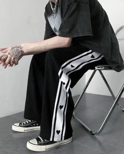 Damskie spodnie dresowe z serduszkami na nogawkach