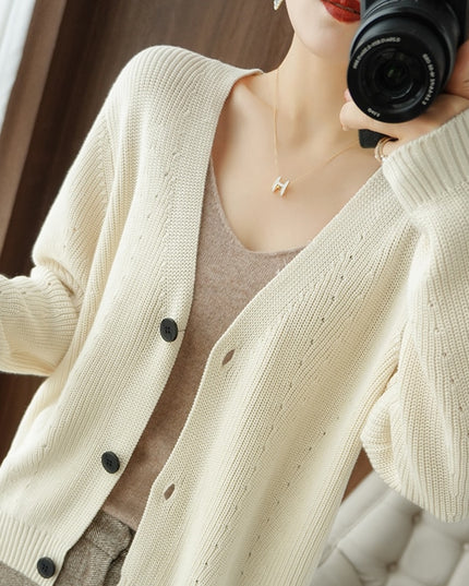 Damski sweter typu kardigan z dekoltem w serek zapinany na guziki