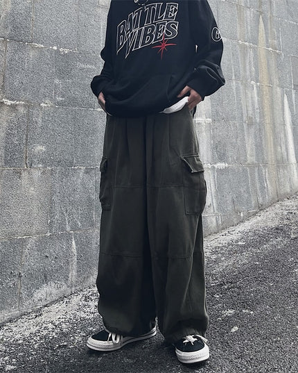Męskie spodnie bojówki o szerokich nogawkach