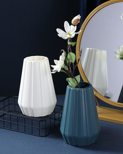 Wazon z prążkowanym wykończeniem nowoczesny styl