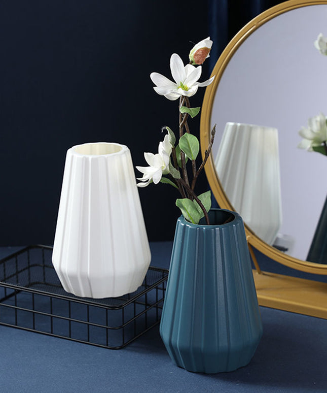 Wazon z prążkowanym wykończeniem nowoczesny styl
