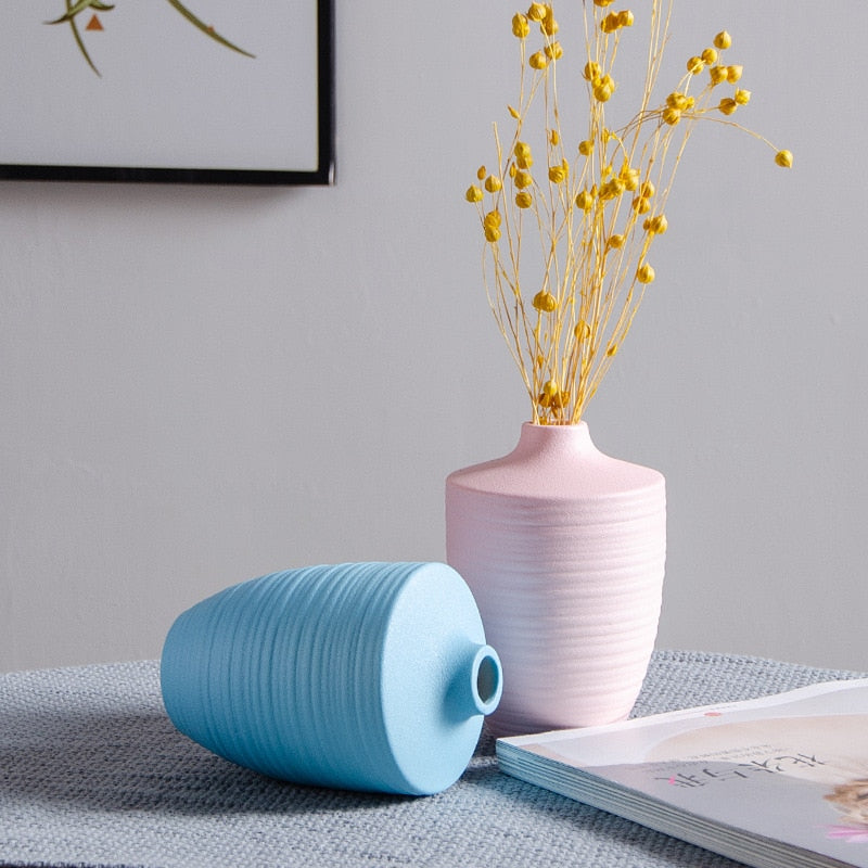 Wazon ceramiczny w niebieskim kolorze