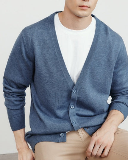 Męski sweter typu kardigan zapinany na guziki z dekoltem w serek