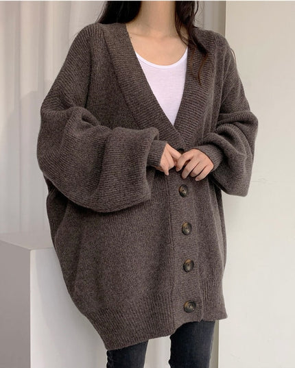 Damski sweter typu kardigan zapinany na guziki o kroju oversize