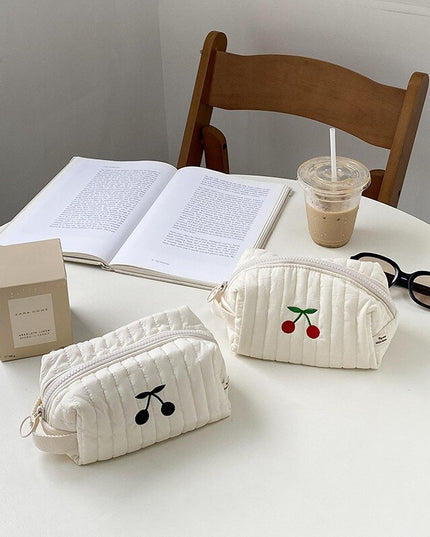 Kosmetyczka podróżna z haftem w jasnym kolorze