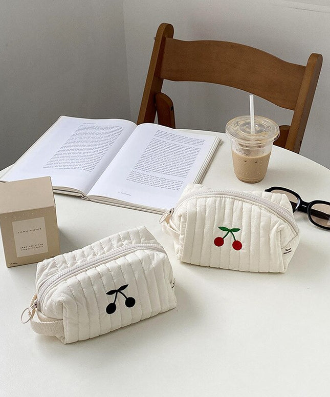 Kosmetyczka podróżna z haftem w jasnym kolorze