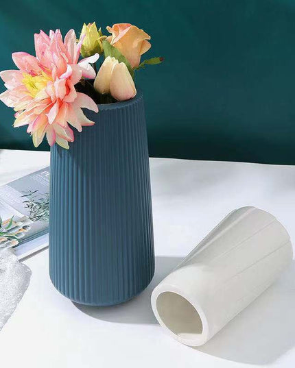 Wazon plastikowy z prążkowanym wykończeniem kształt tuba