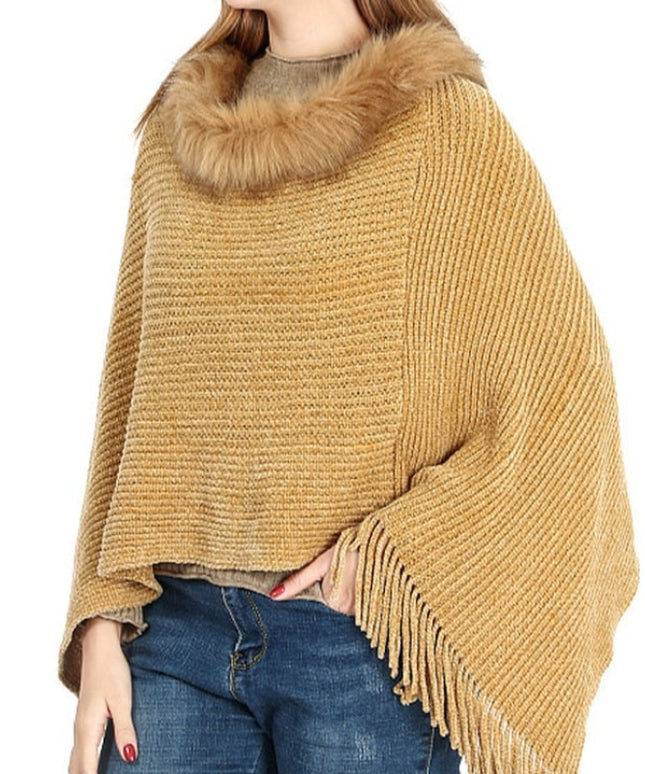 Damski sweter dziergany typu ponczo obszyty futerkiem