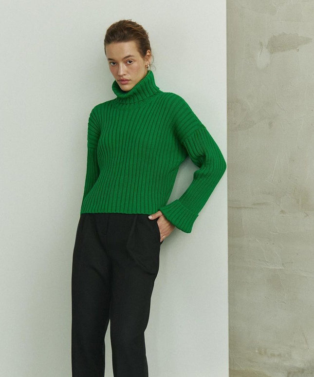 Damski sweter typu golf długości crop top