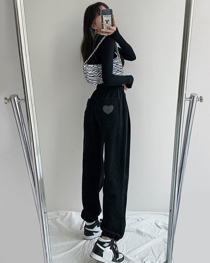 Damskie spodnie dresowe z serduszkiem na kieszonce