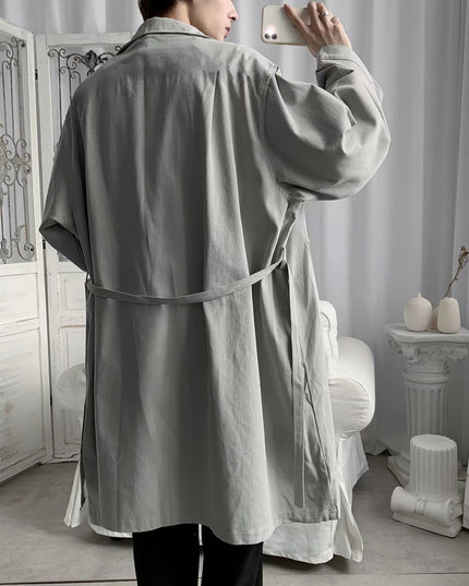 Męski płaszcz z wiązaniem