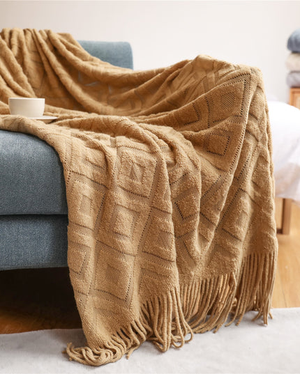 Koc z frędzlami i wzorzystą fakturą