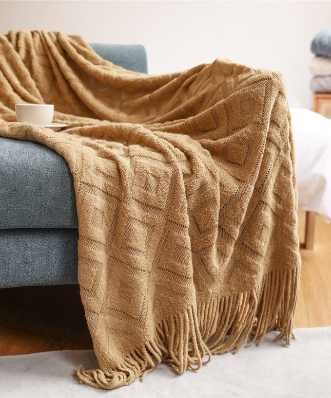 Koc z frędzlami i wzorzystą fakturą