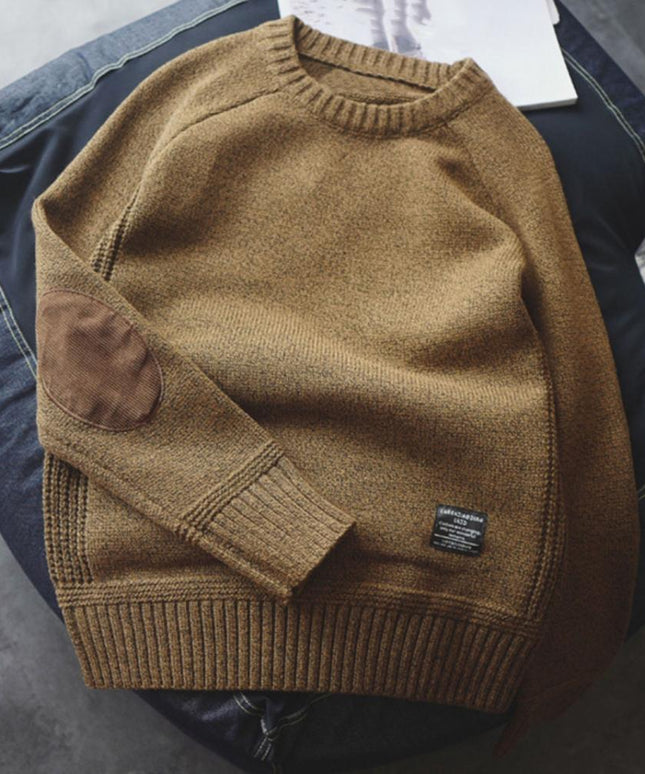 Męski sweter z dekoltem w łódkę i łatkami na rękawach