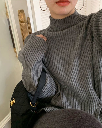 Damski sweter typu golf z ozdobnym rozcięciem