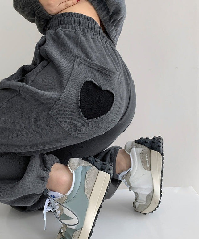 Damskie spodnie dresowe z serduszkiem na kieszonce