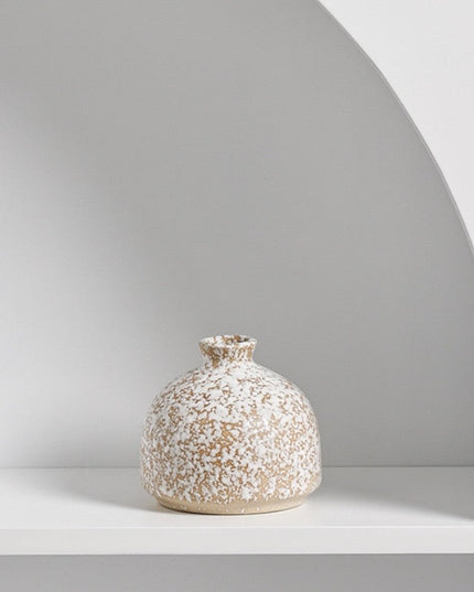 Wazon o chropowatym złotym wykończeniu