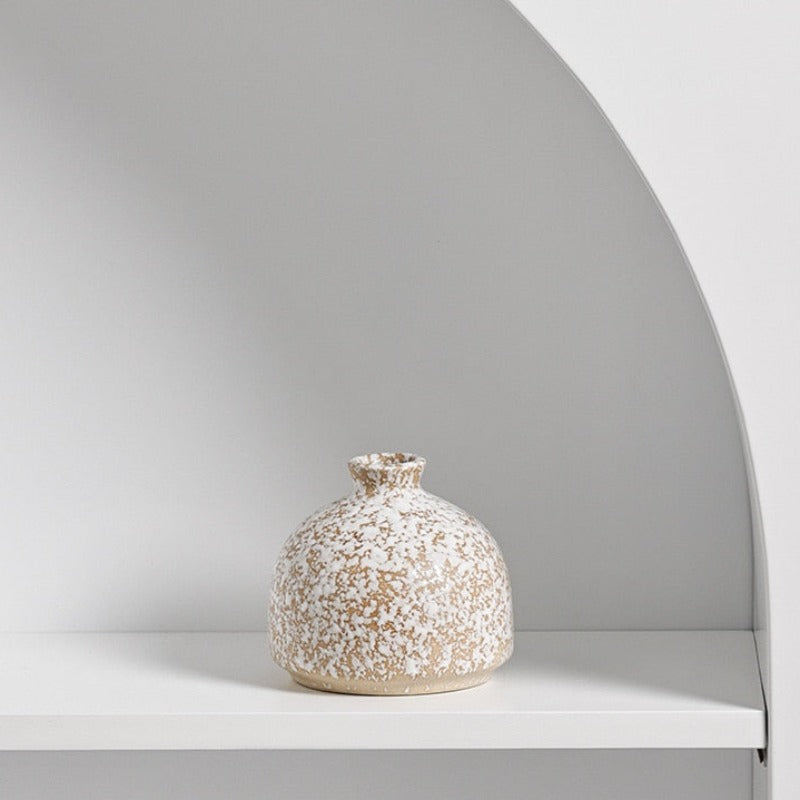 Wazon o chropowatym złotym wykończeniu