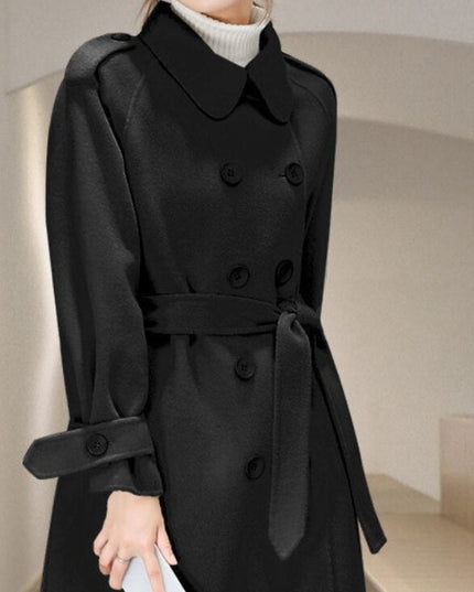 Damski płaszcz z guzikami wiązany w talii