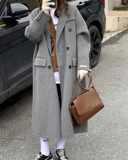 Damski płaszcz oversize długości za kolano