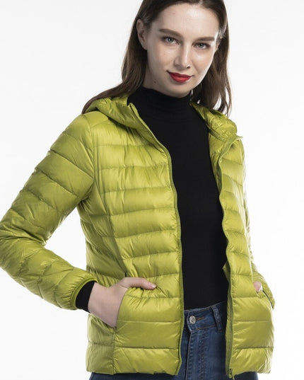 Damska kurtka przejściowa pikowana z kapturem w letnich kolorach