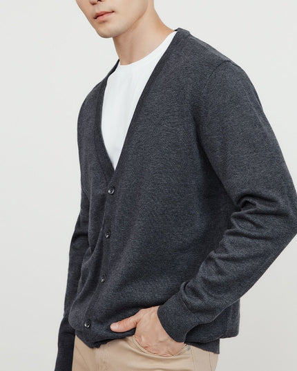 Męski sweter typu kardigan zapinany na guziki z dekoltem w serek