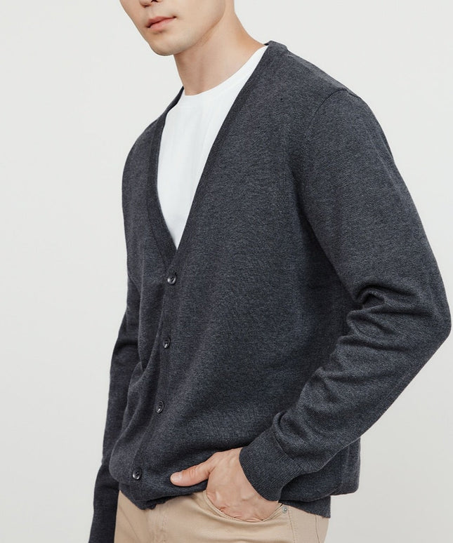 Męski sweter typu kardigan zapinany na guziki z dekoltem w serek